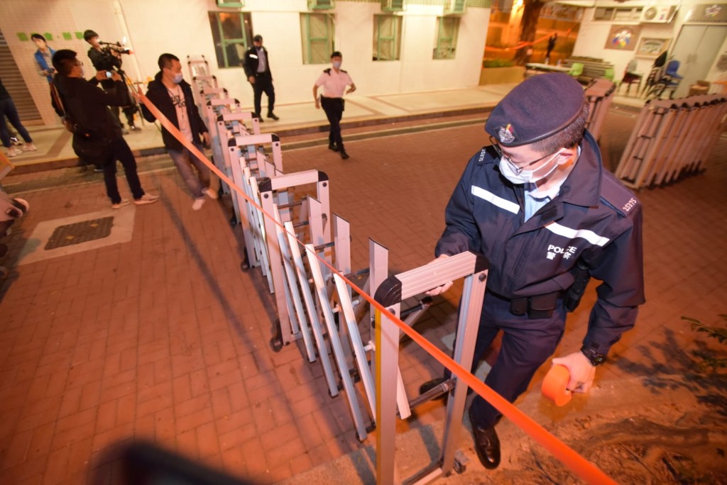 警員拉鐵閘圍封大廈。